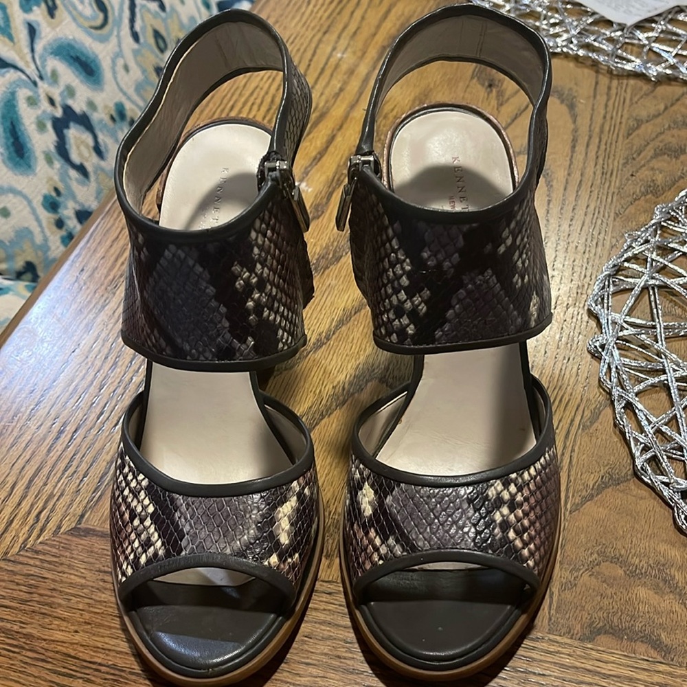 Women Size 10 Kennth Cole Snake print